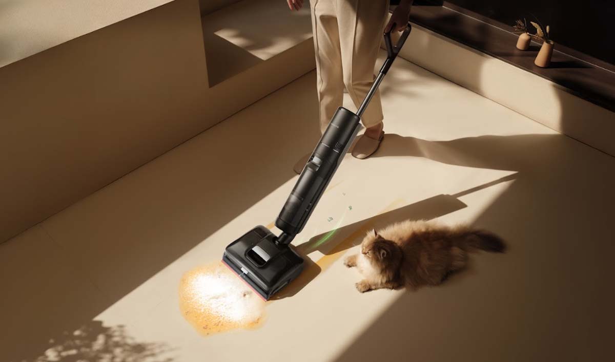 Dreame H15 Pro FoamWash en cours de nettoyage automatique des sols durs.