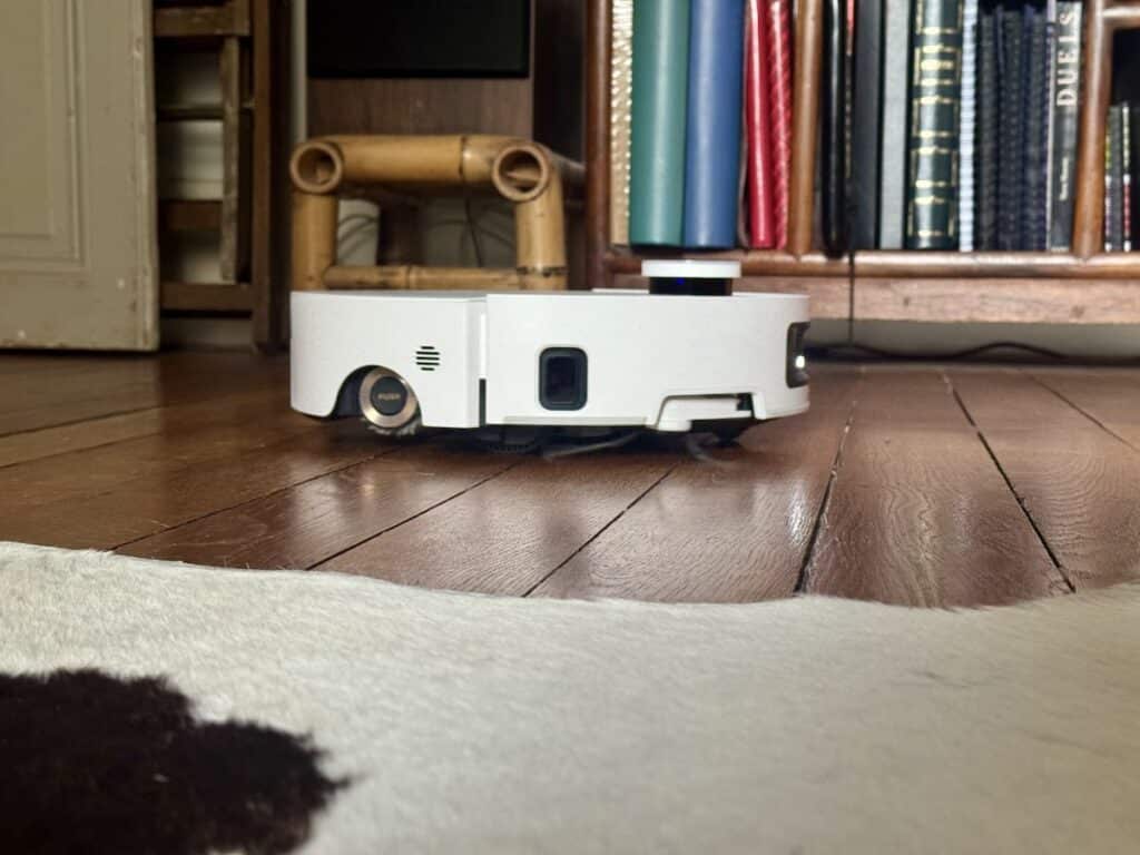 Robot aspirateur-laveur Dreame Aqua10 Ultra Roller Complete avec rouleau auto-nettoyant et IA Nvidia, actuellement en promotion à 1 299 €