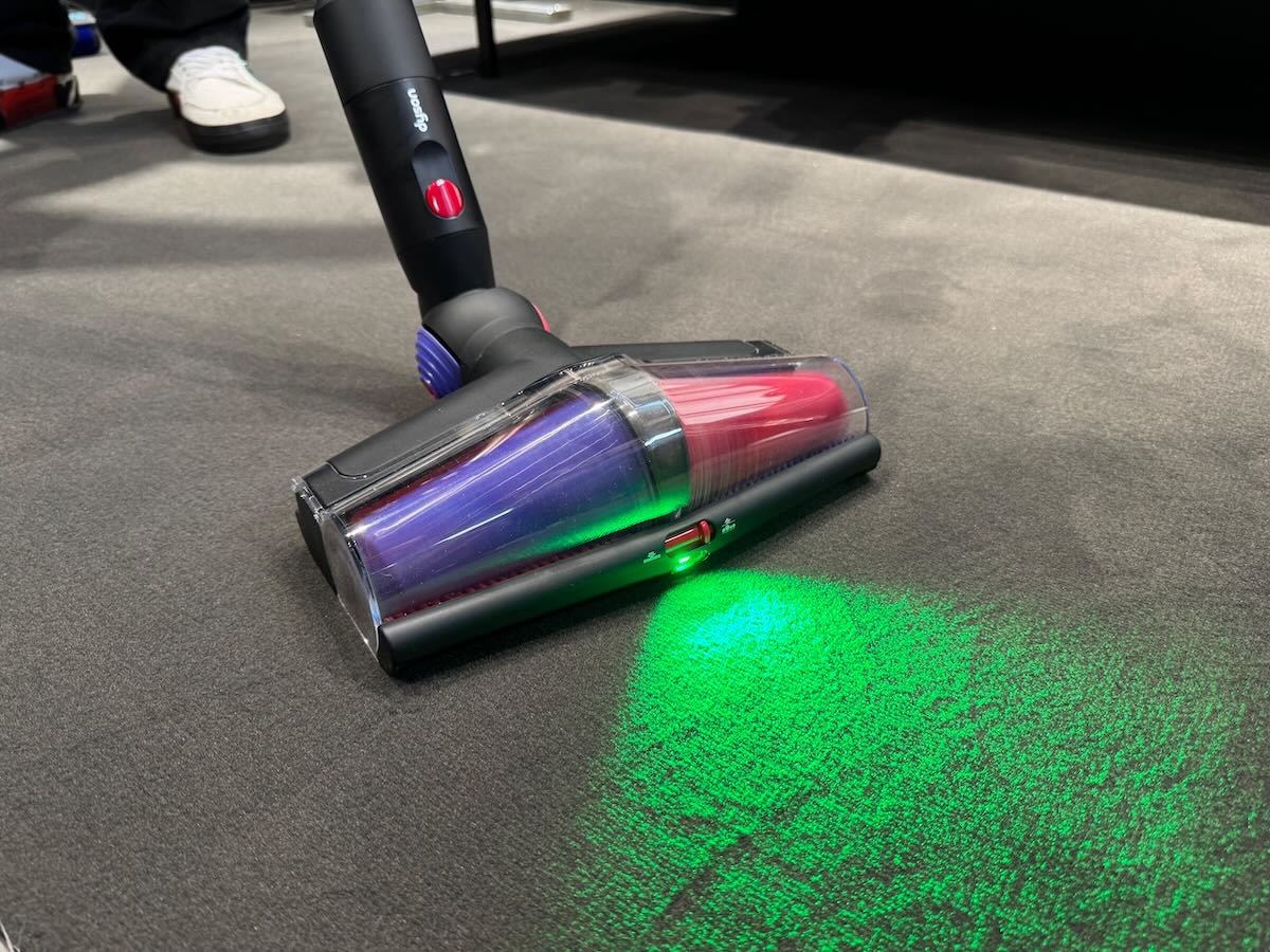 Le Dyson V16 Piston Animal utilise une brosse anti-emmêlement à double rouleau conique et une LED verte pour mieux détecter poussières et poils © Labo Maison