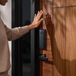 La serrure connectée FamiLock S3 Max d'Eufy avec une reconnaissance palmaire