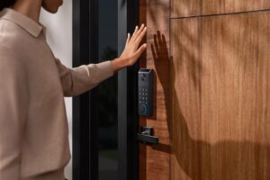 La serrure connectée FamiLock S3 Max d'Eufy avec une reconnaissance palmaire