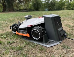 Le robot tondeuse Mammotion Luba 2 AWD X 5000X sur sa station de recharge après un cycle de tonte