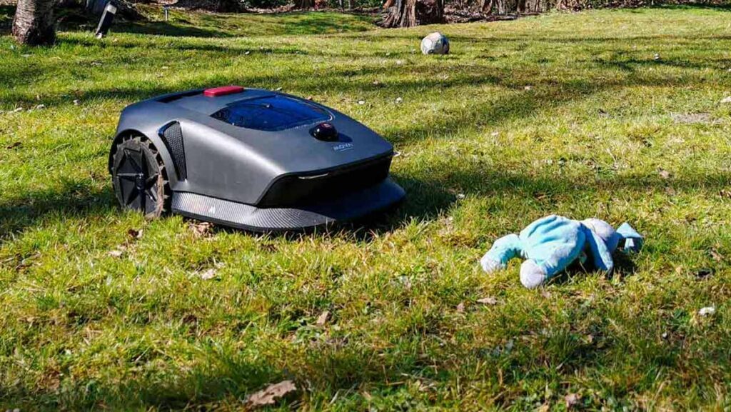 Le robot tondeuse Mova 600 évite les gros objets