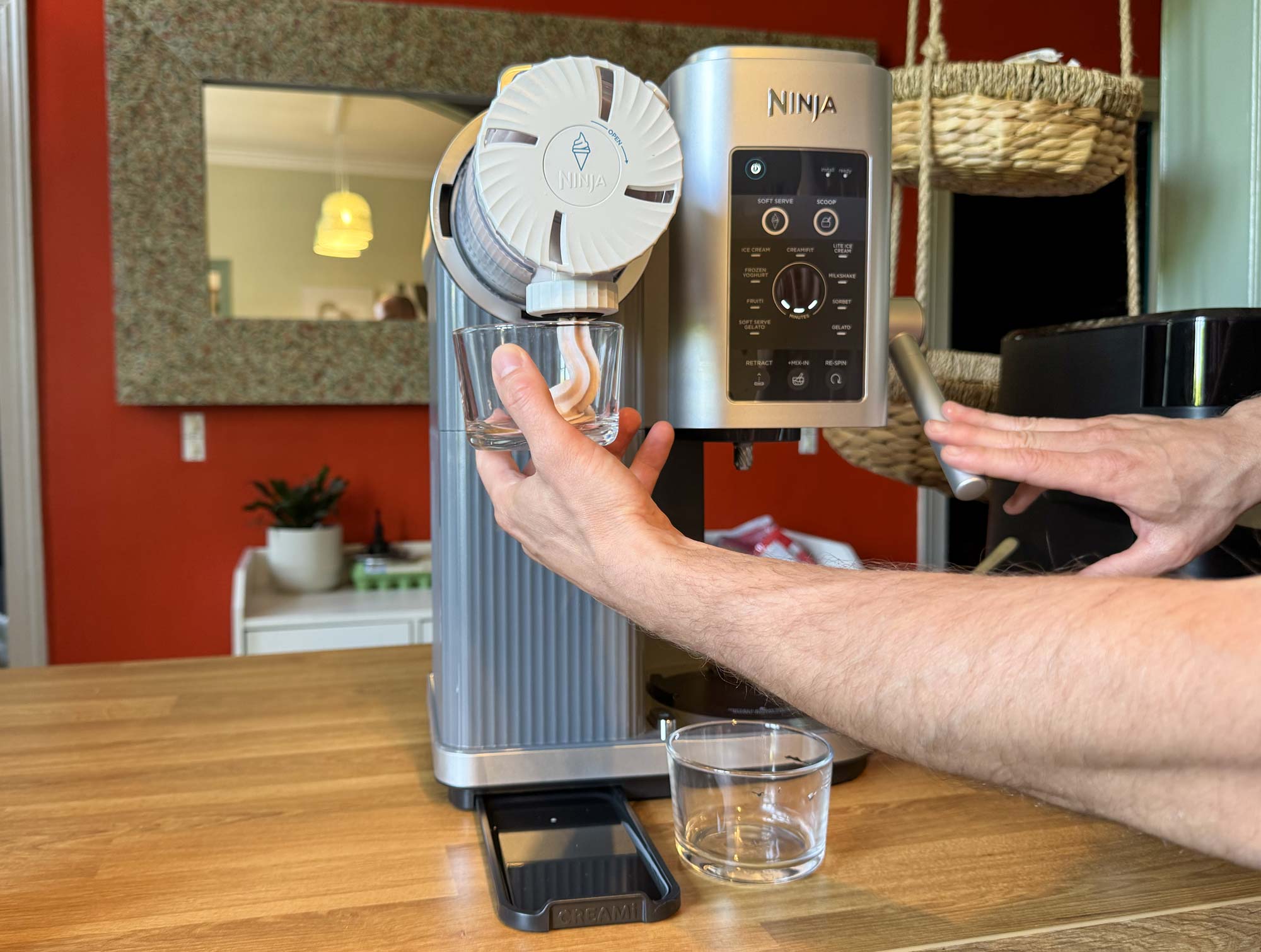 Préparation d’une glace à l’italienne à la fraise avec la Ninja Swirl