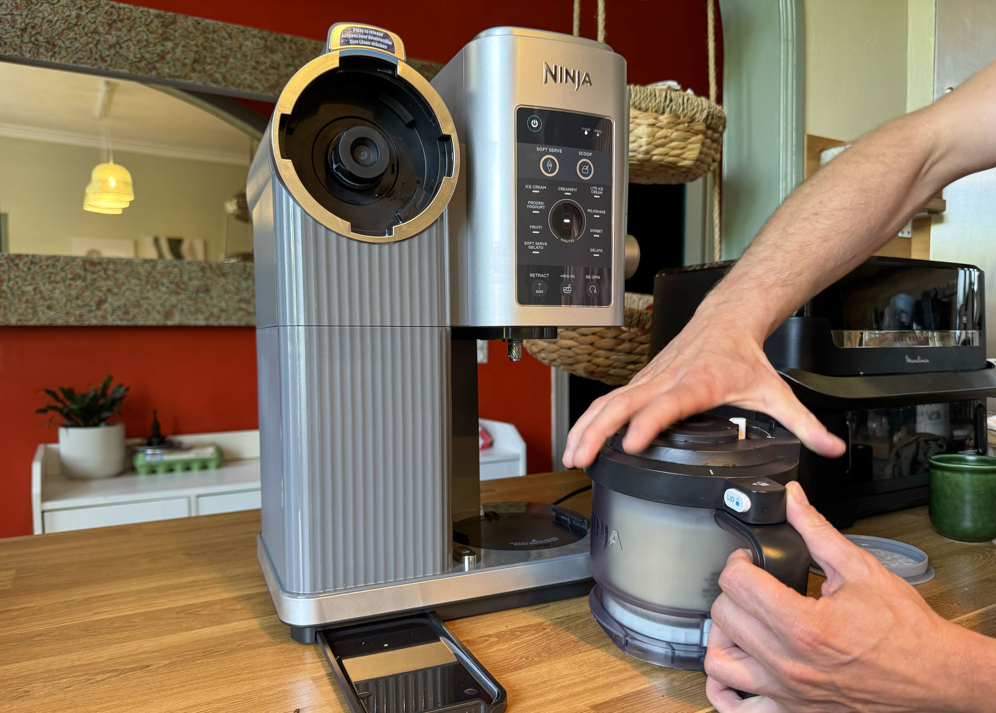 Bloc de glace inséré dans le mixeur de la Ninja Swirl