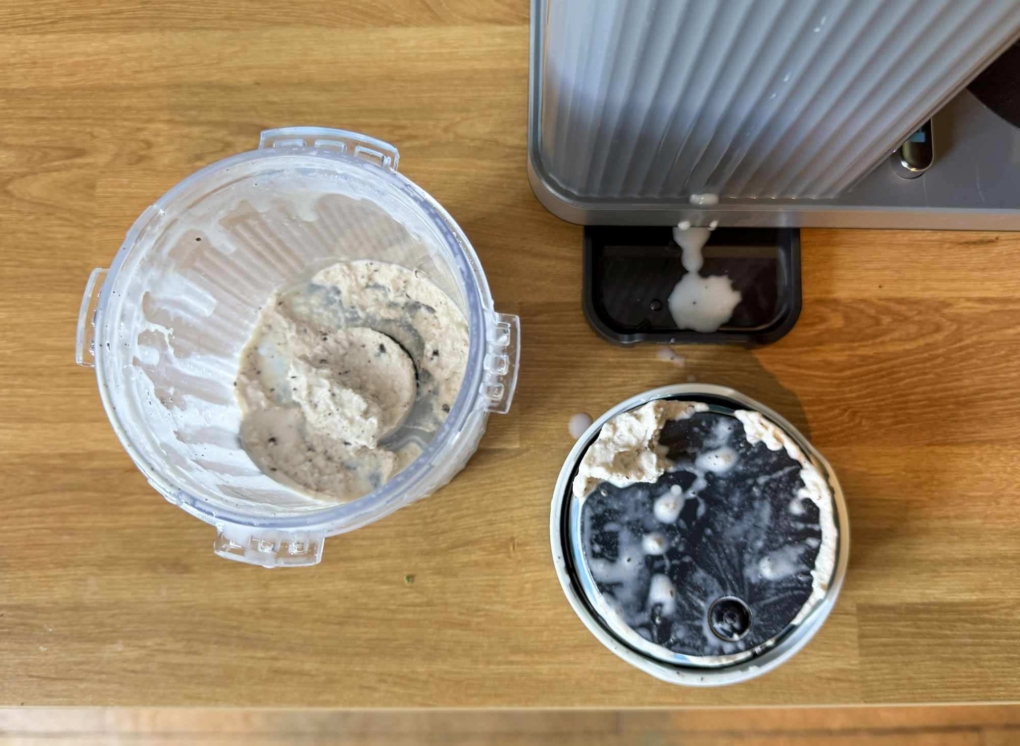 Pot de glace terminé avec coulure dans le bac de récupération