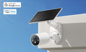 Caméra Tapo C425 avec panneau solaire installé sur un mur
