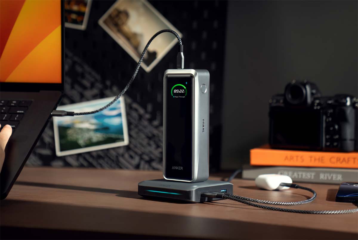 Batterie externe Anker Prime 26K affichant sa capacité et sa puissance de charge sur écran intelligent