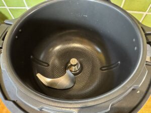 La pale au fond de la cuve du Moulinex Cookeo Infinity © Labo Maison