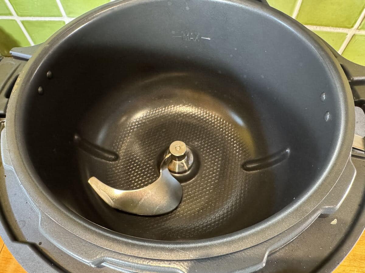 La pale au fond de la cuve du Moulinex Cookeo Infinity © Labo Maison