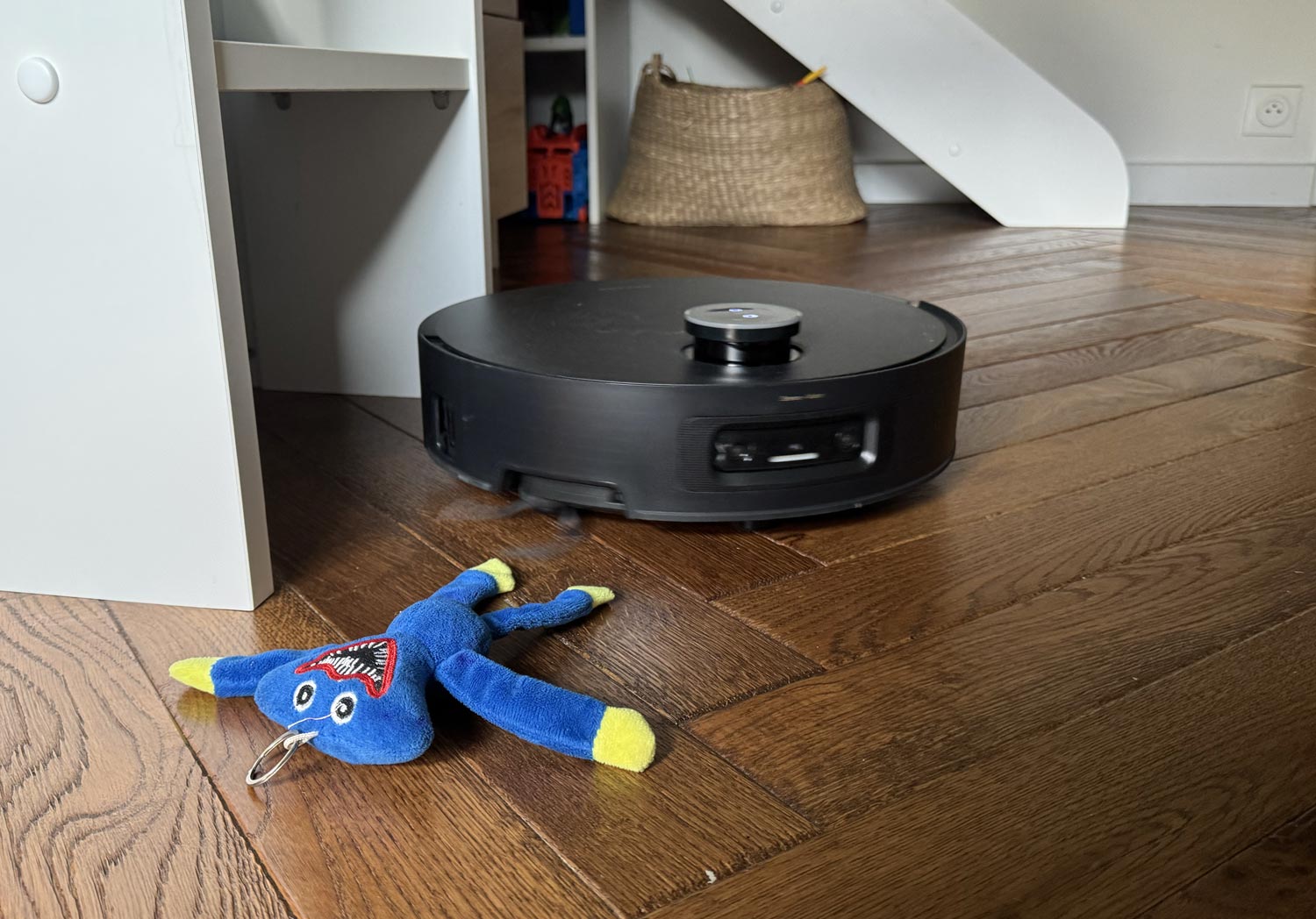 Robot aspirateur identifiant un obstacle grâce à ses capteurs frontaux.
