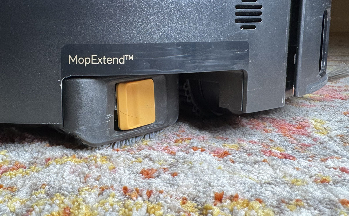 Serpillère du Dreame Aqua10 Track touchant un tapis faute de relevage suffisant