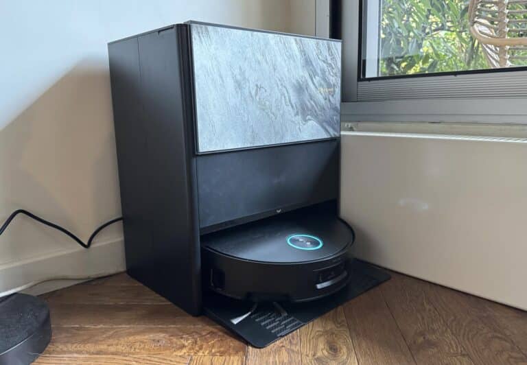 Robot aspirateur-laveur dans sa station, photo de présentation du test.