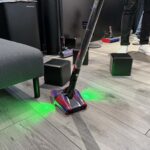 Aspirateur balai Dyson PencilVac ultra fin posé sur son socle de recharge