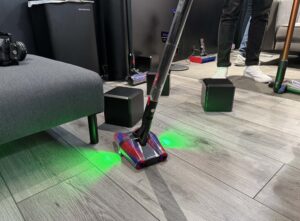 Aspirateur balai Dyson PencilVac ultra fin posé sur son socle de recharge