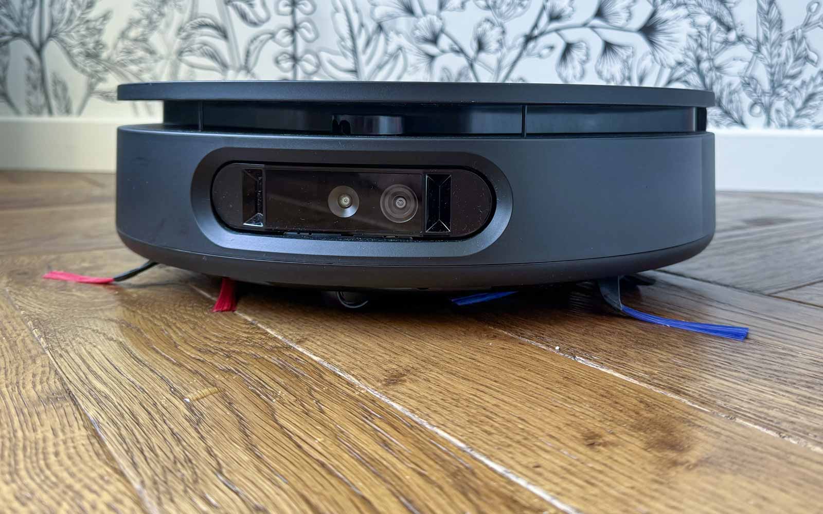 Dyson Spot+Scrub Ai en cours d’aspiration sur un sol en parquet