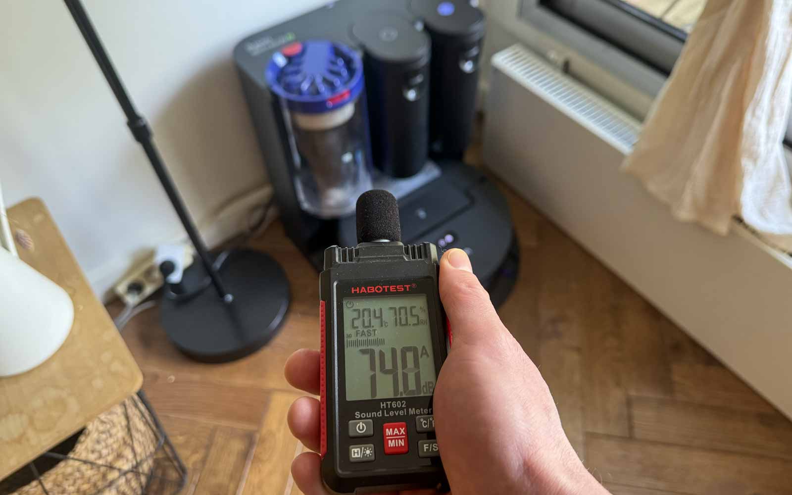 Station du Dyson Spot+Scrub Ai aspirant le collecteur avec un niveau sonore élevé