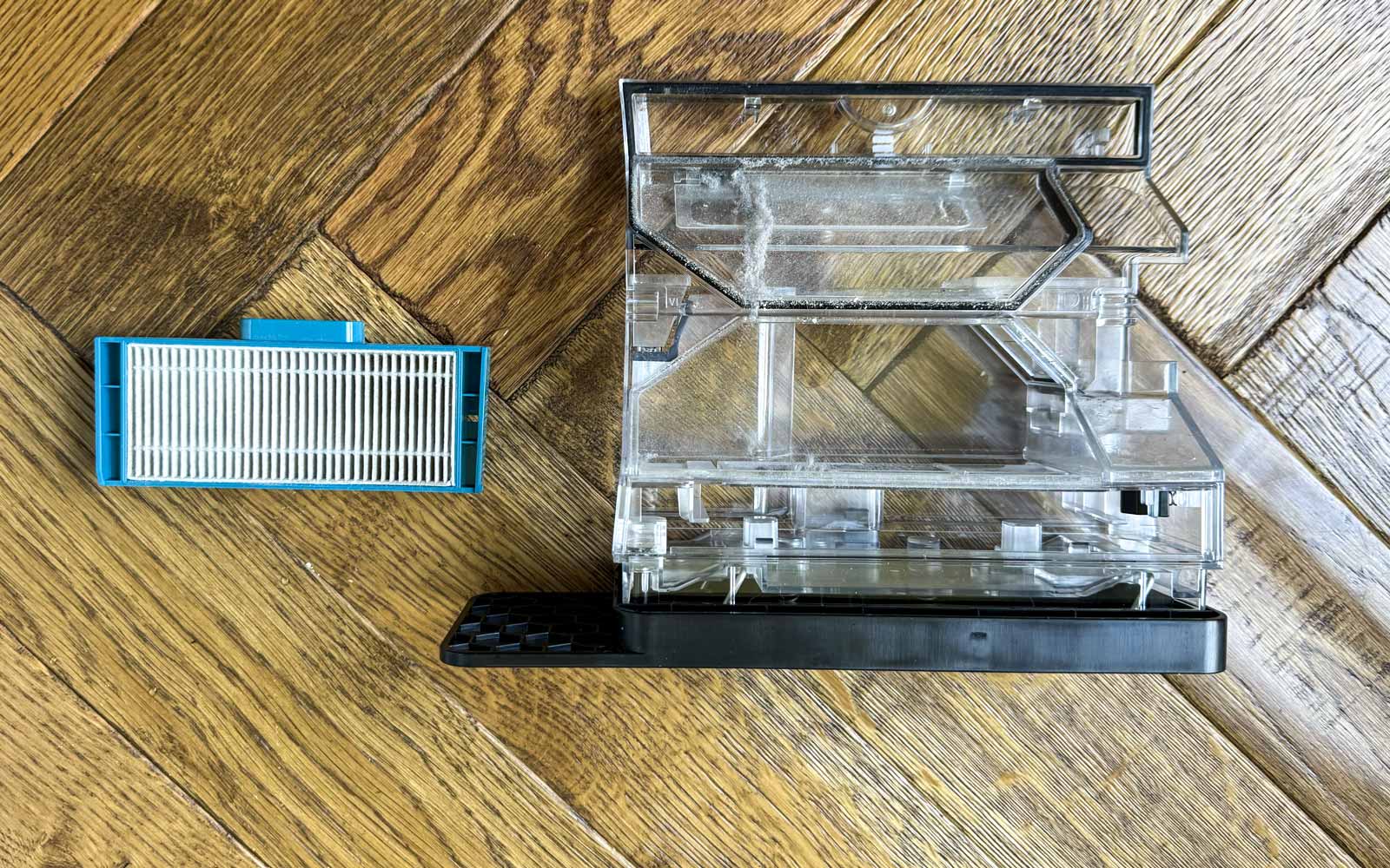 Système de filtration du Dyson Spot+Scrub Ai avec collecteur, préfiltre et filtre interne propres après utilisation