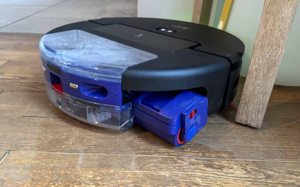 Dyson Spot+Scrub Ai en cours de lavage du sol avec rouleau déporté au plus près des bordures