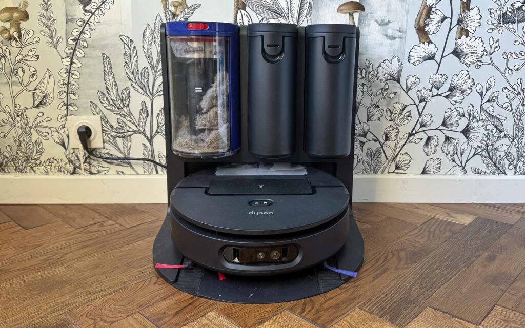 Dyson Spot+Scrub Ai dans sa station multifonction avec vidage et entretien automatique