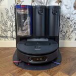 Dyson Spot+Scrub Ai dans sa station multifonction avec vidage et entretien automatique