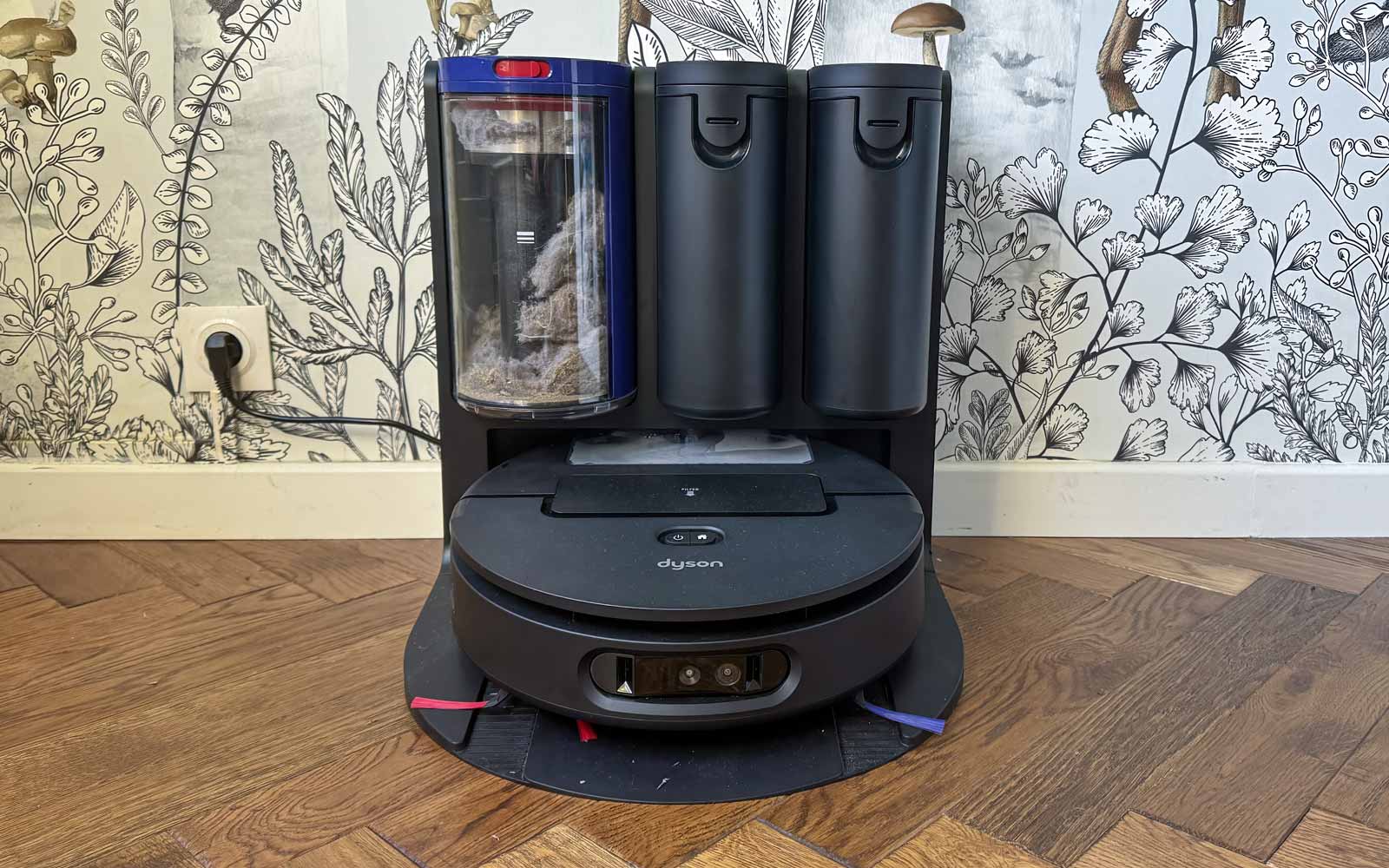 Dyson Spot+Scrub Ai dans sa station multifonction avec vidage et entretien automatique