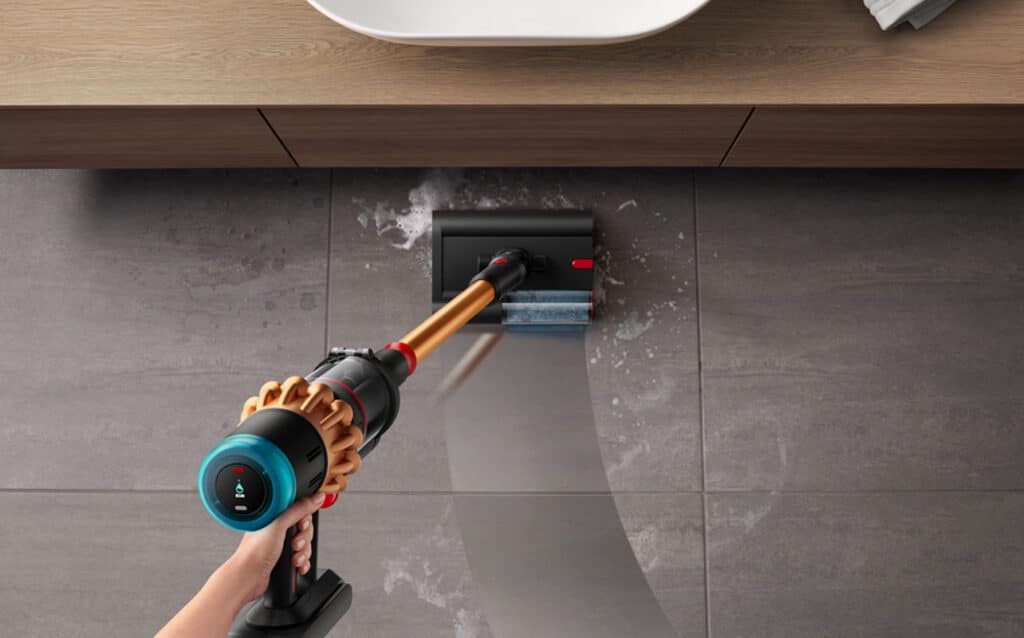 Dyson V16 Piston Animal Submarine avec brosse lavante installée, prêt à nettoyer les sols durs