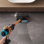 Dyson V16 Piston Animal Submarine avec brosse lavante installée, prêt à nettoyer les sols durs