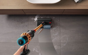 Dyson V16 Piston Animal Submarine avec brosse lavante installée, prêt à nettoyer les sols durs