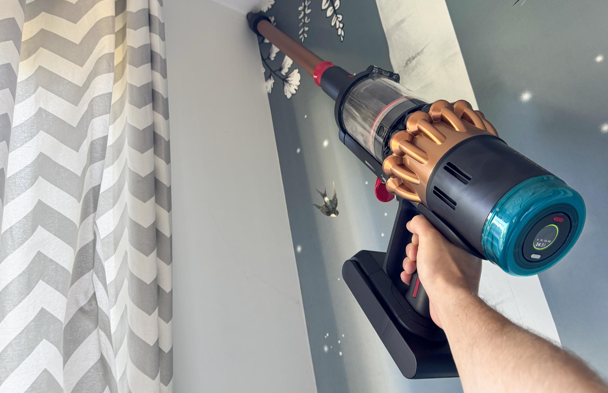 Dyson V16 Piston Animal utilisé pour aspirer en hauteur