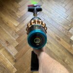 Dyson V16 Piston Animal aspirant des poussières et débris sur parquet