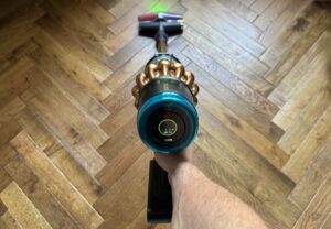 Dyson V16 Piston Animal aspirant des poussières et débris sur parquet