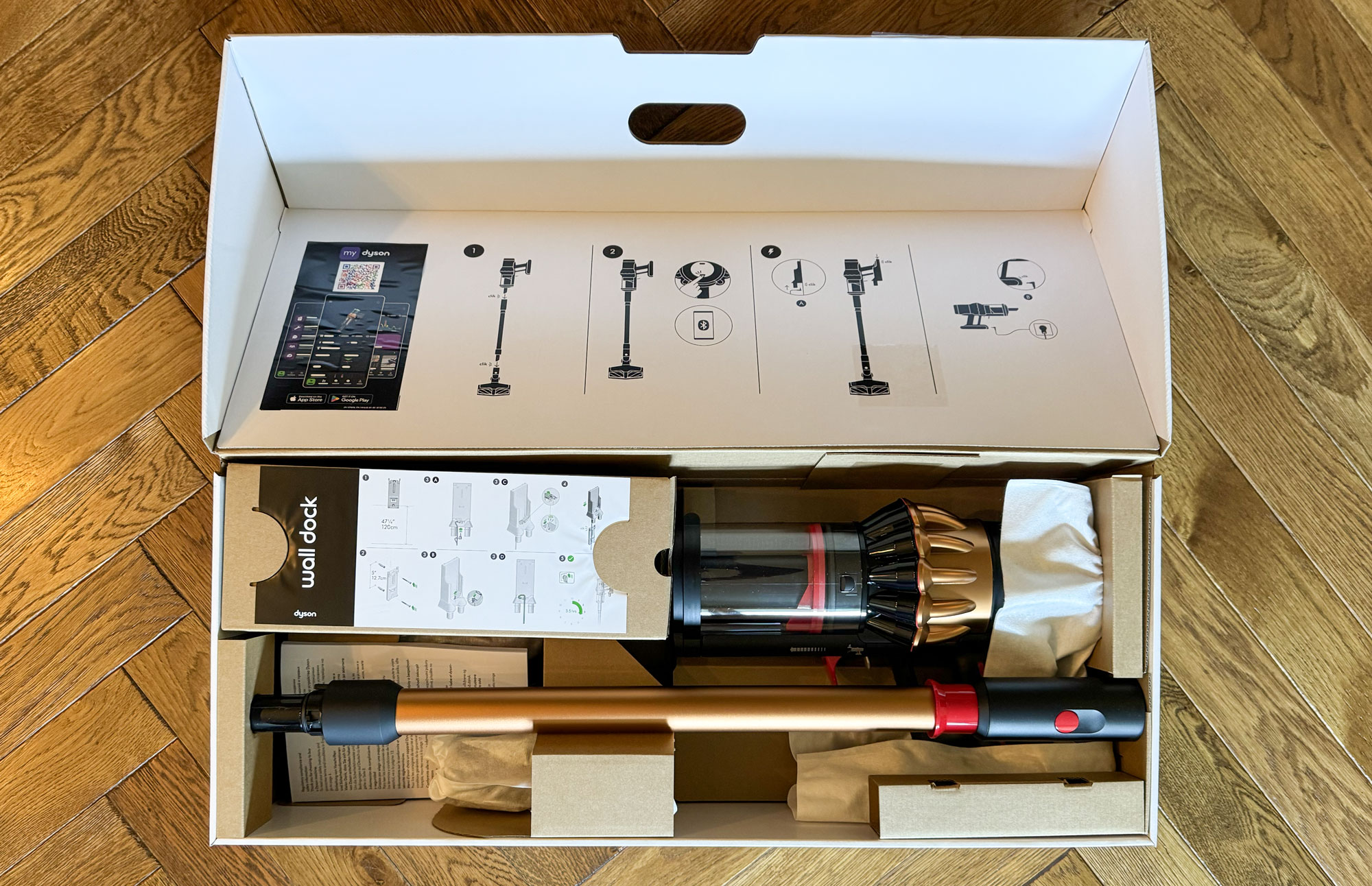 Aspirateur balai Dyson V16 Piston dans son carton au déballage