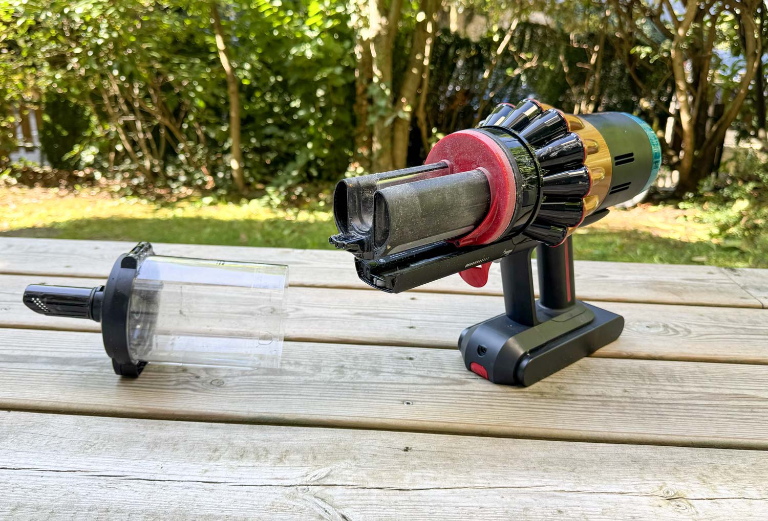 Collecteur du Dyson V16 démonté pour nettoyage