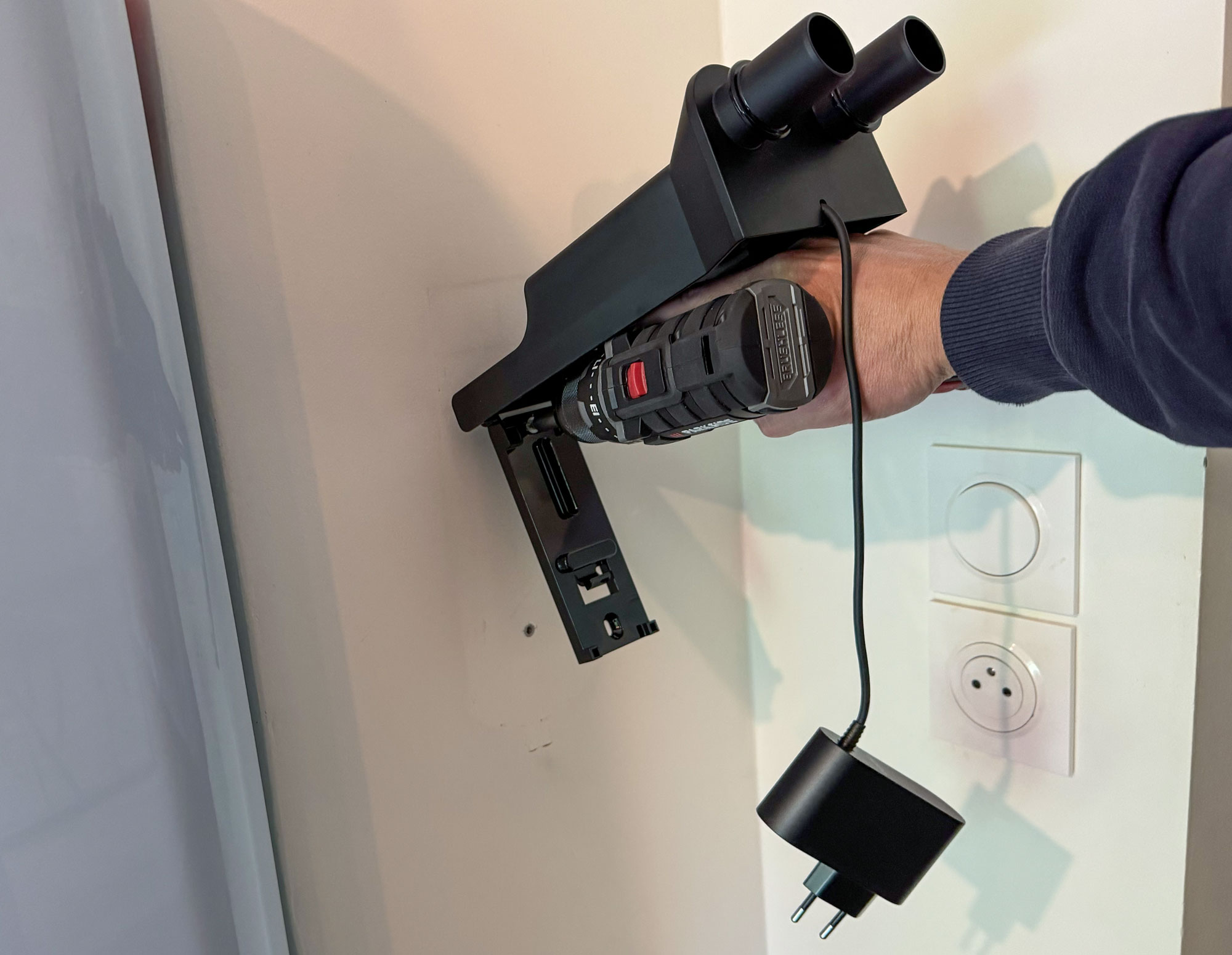 Installation du support mural du Dyson V16 Piston au mur