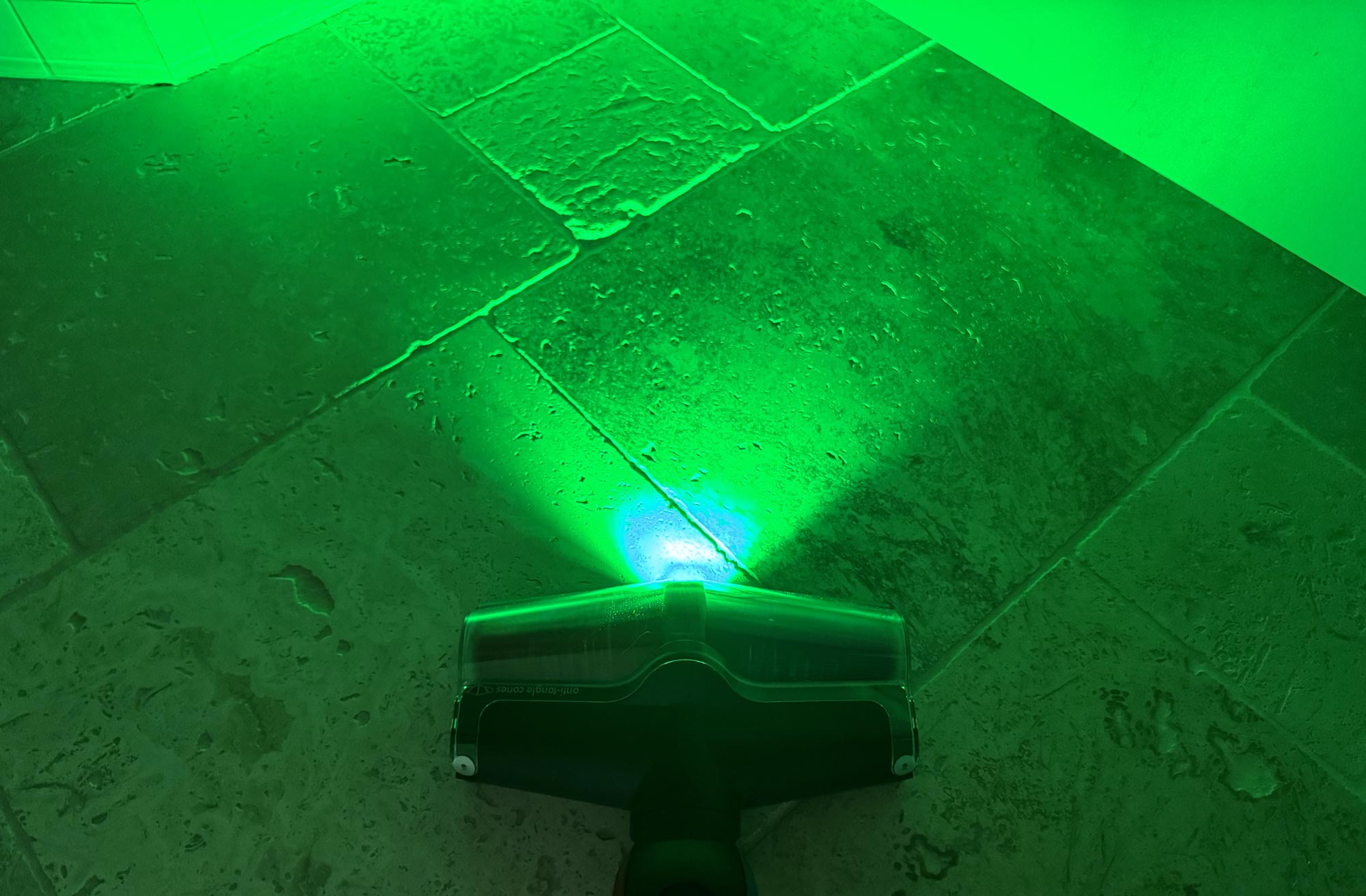 LED verte du Dyson V16 Piston Animal révélant les poussières invisibles