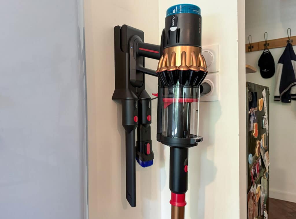 Dyson V16 Piston accroché à son support mural avec accessoires