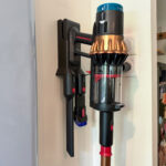 Dyson V16 Piston : un support mural enfin pratique et bien pensé