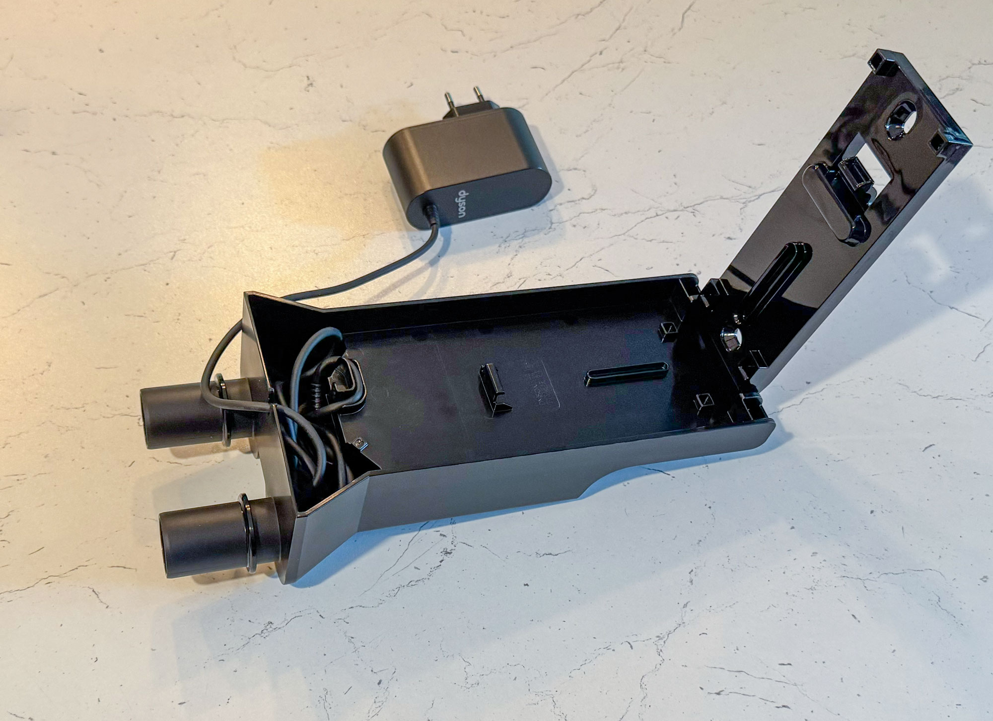 Rangement du câble électrique dans le support mural du Dyson V16 Piston