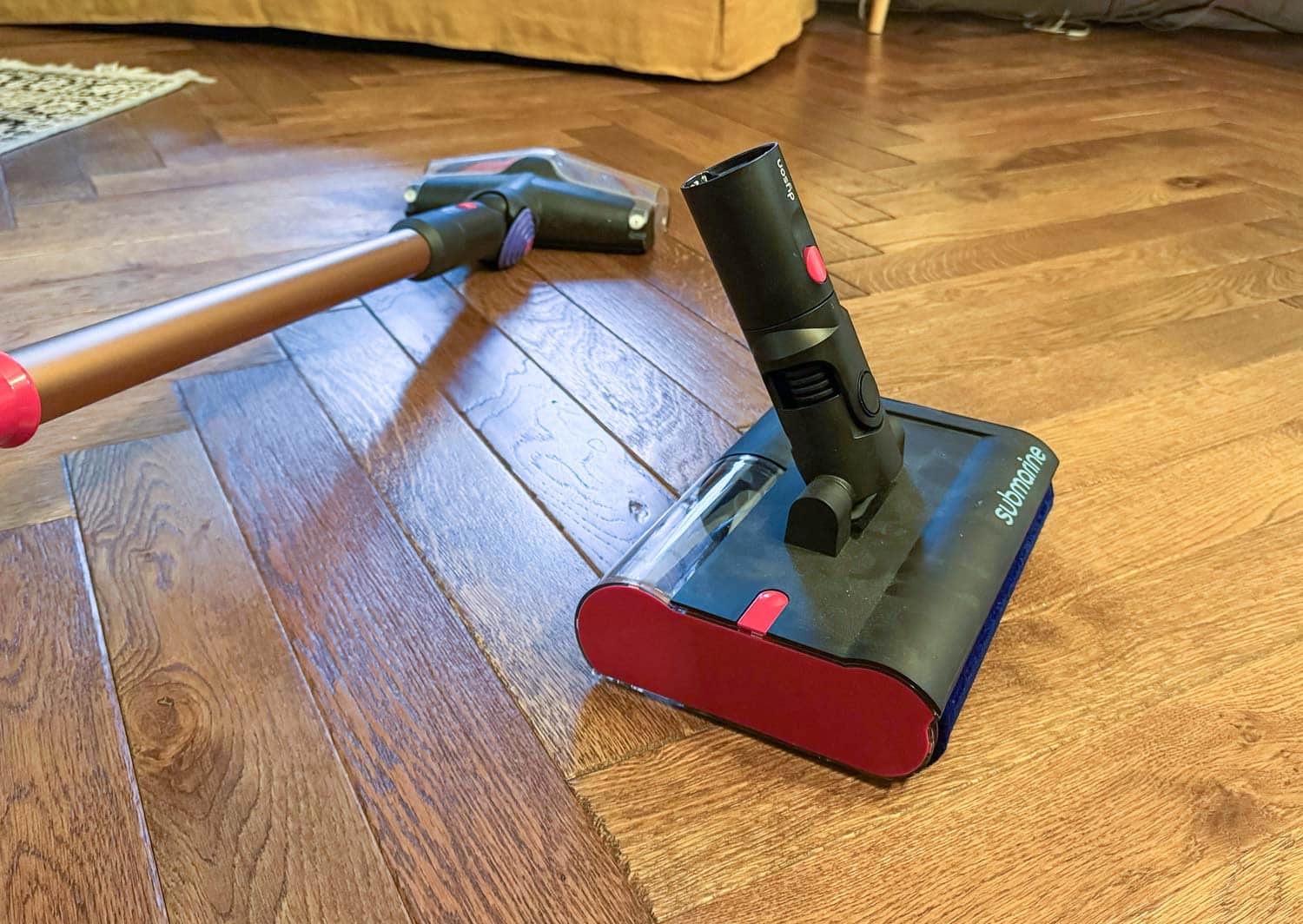 Tête lavante Dyson V16 Submarine posée au sol avant d’être fixée sur l’aspirateur-balai.
