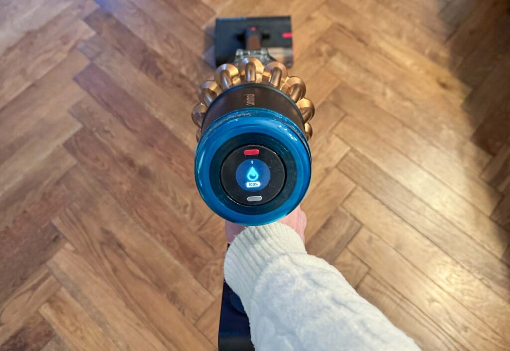 Dyson V16 Submarine en cours de test lors du lavage d’un sol dur.