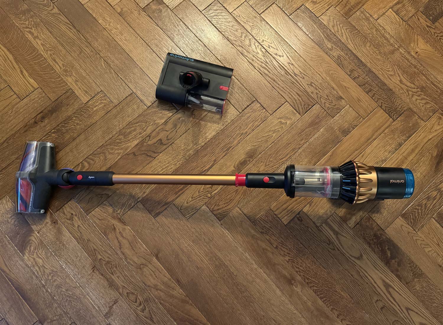 Dyson V16 Submarine posé au sol avec sa brosse lavante Submarine.
