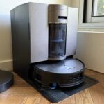 Ecovacs Deebot X11 OmniCyclone dans sa base avec système d’aspiration sans sac