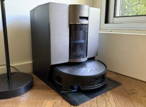 Ecovacs Deebot X11 OmniCyclone dans sa base avec système d’aspiration sans sac