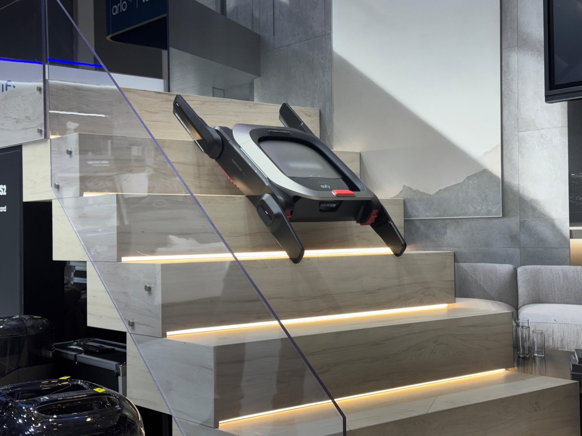 Robot Eufy Marswalker transportant l’aspirateur robot Omni S2 dans un escalier