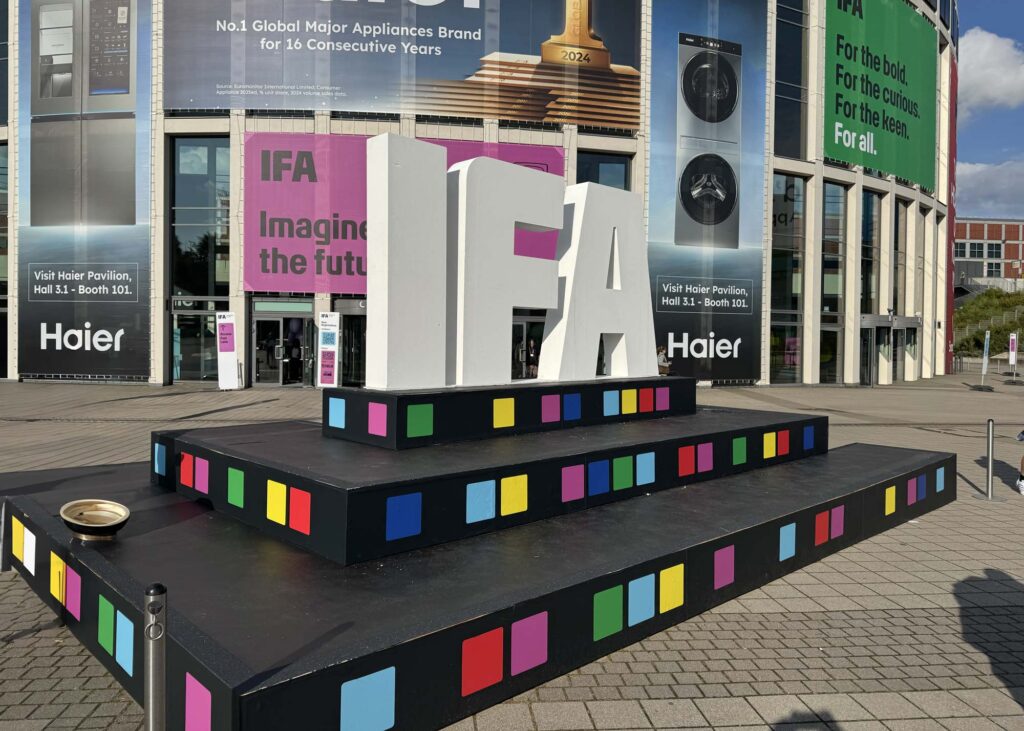 Logo de l’IFA 2025 à l’entrée du salon de Berlin dédié aux innovations électroniques et domestiques
