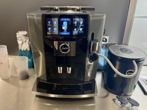 La machine à café à grain automatique Jura J10 Twin © Labo Maison