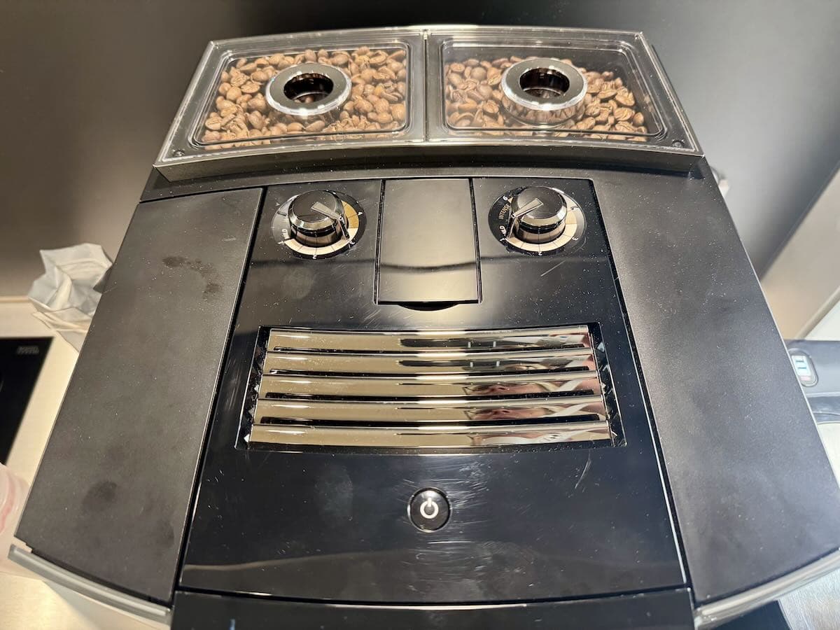 Les deux bacs à grain de la machine à café à grain automatique Jura J10 Twin © Labo Maison