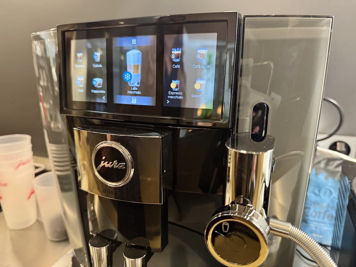 L'écran tactile de 6,7 pouces de la machine à café à grain automatique Jura J10 Twin © Labo Maison