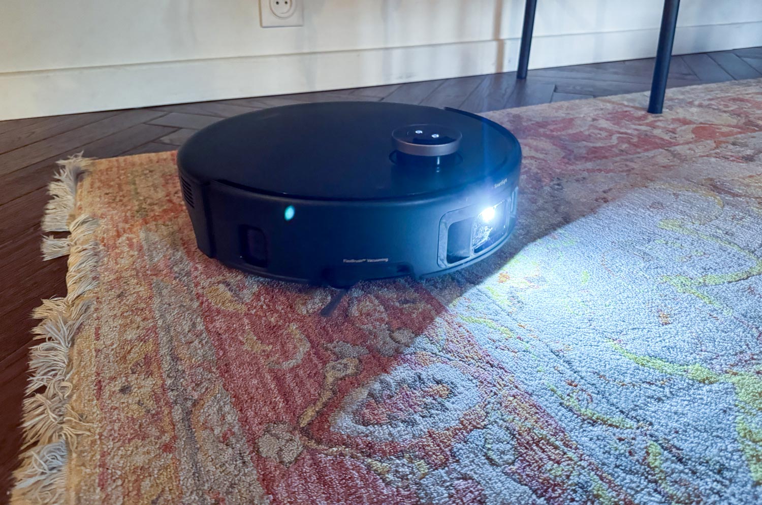 Mova Z60 Ultra Complete aspirant un tapis épais